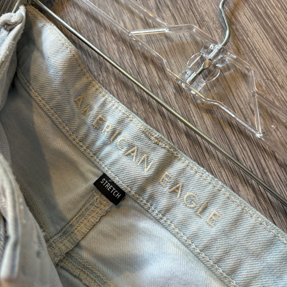 American Eagle Outfitters Light Wash Stretch Mom Jean Shorts - Picture 3 of 8